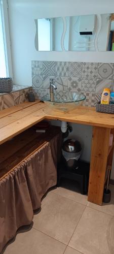 a wooden counter with a sink in a bathroom at Studio chocolat in Marquise
