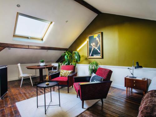 un salon avec des chaises et une table dans l'établissement La chambre 1911, à Ars-sur-Moselle