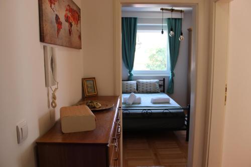 Habitación pequeña con cama y ventana en PARK Apartment, en Bijeljina