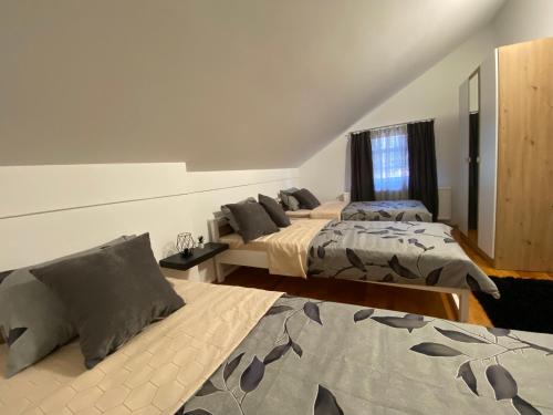 - une chambre avec 2 lits et une fenêtre dans l'établissement Exclusive villa KABOTI, à Belgrade