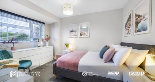 Säng eller sängar i ett rum på Modern 2 Bed Apartment on Edge of City Centre, 2xFREE Private Parking, Ground Floor & Private Entrance in Quiet Neighbourhood