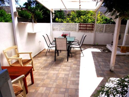un patio con mesa y sillas. en Vacation_Studio_near_the_beach en Heraclión