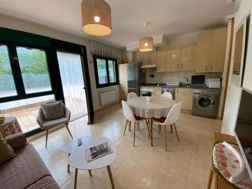 Kuchyň nebo kuchyňský kout v ubytování Gestiona2R - Apartamento con gran terraza y piscina