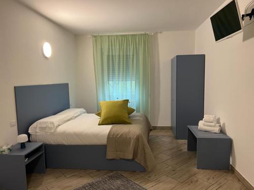 ロナートにあるI Colli del Gardaの小さなベッドルーム(ベッド1台、窓付)