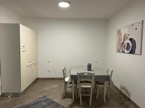 a dining room with a table and chairs at I Colli del Garda in Lonato del Garda