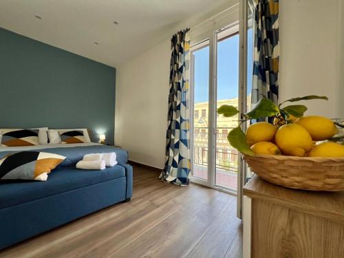 - une chambre avec un lit et une corbeille de fruits dans l'établissement M'AMA apartment 2, à Ficarazzi