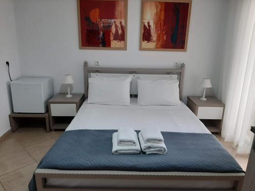 a bedroom with a bed with two towels on it at Meto Rooms in Sarandë