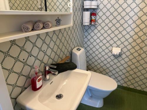 uma casa de banho com um lavatório branco e um WC. em 3bdr Family Friendly Villa 15 min from Ullared em Älvsered