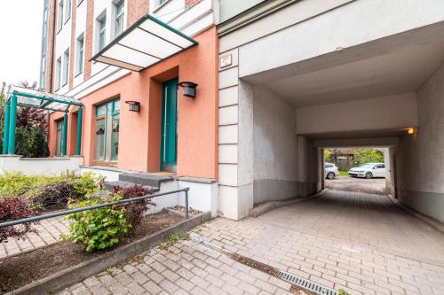 un vicolo che conduce a un edificio con un parcheggio di Maisonette Rustic Altstadt zentral-Wlan-Parkplatz a Erfurt