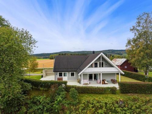 een luchtzicht op een wit huis met een tuin bij Glomma House in Kongsvinger