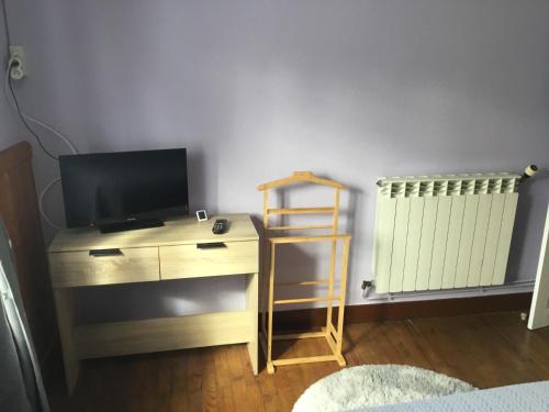 TV a/nebo společenská místnost v ubytování Logement avec parking max 7 personnes
