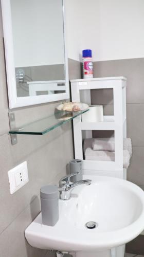 een badkamer met een wastafel en een spiegel bij Il giardino di Mary in Pompei