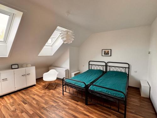 1 dormitorio con 1 cama y tragaluz en Ferienwohnung in der Heide, en Faßberg