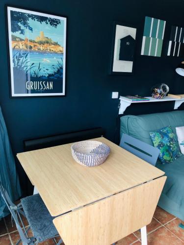 une table en bois avec un bol dessus dans l'établissement Studio cabine GRUISSAN PLAGE DU GRAZEL, à Gruissan