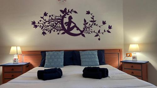 a bedroom with a bed with a sign on the wall at Sabbia & mare in Porto Torres