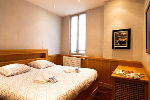 une chambre avec un lit et une fenêtre dans l'établissement Appartement Annecy centre historique parking réservé, à Annecy