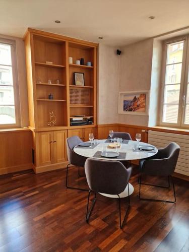 une salle à manger avec une table et des chaises dans l'établissement Appartement Annecy centre historique parking réservé, à Annecy