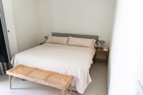 um quarto com uma cama branca e uma mesa em Villa Fidel Murcia em Múrcia