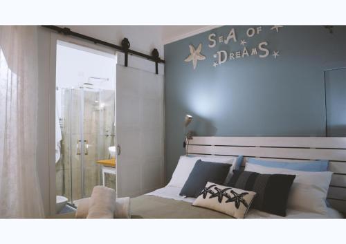 1 dormitorio con 1 cama con un cartel en la pared en CASA COTA, en Mattinata