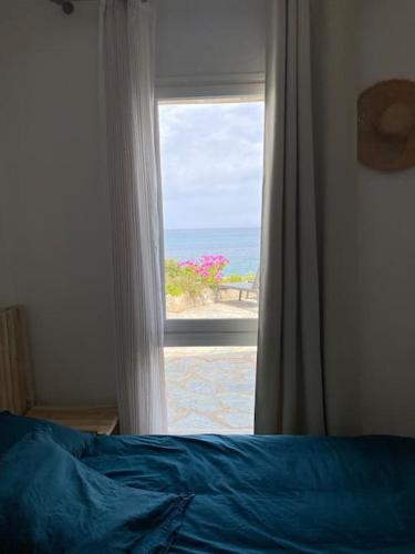 une chambre avec une fenêtre avec vue sur l'océan dans l'établissement Casa Vista Bella - Maison en Corse avec grande terrasse et accès direct à la mer, Marine de Sant'Ambroggio entre Calvi et L'Ile Rousse, à Lumio