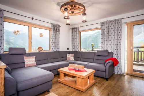 sala de estar con sofá y mesa en Alpen Chalet Wohnung "Martha" en Zellberg