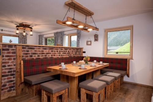 ein Esszimmer mit einem Holztisch und Stühlen in der Unterkunft Alpen Chalet Wohnung "Martha" in Zellberg