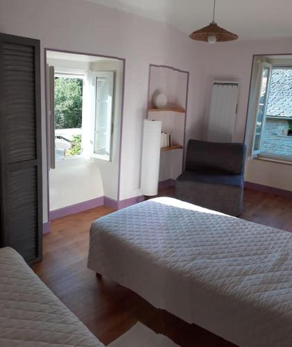 une chambre avec un lit, une chaise et une fenêtre dans l'établissement La Calmille Maison avec Jardin, à Les Salelles