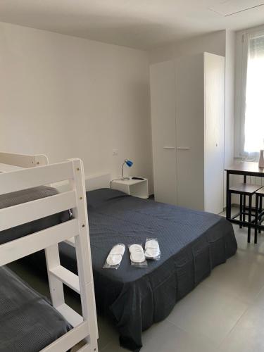 een slaapkamer met een stapelbed en een bureau bij Venti di mare in Termoli