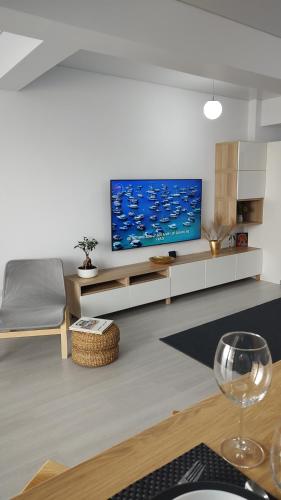 Μια τηλεόραση ή/και κέντρο ψυχαγωγίας στο Van Studio