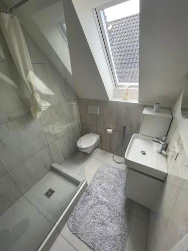Bilik mandi di 3 Zimmer Wohnung am See in Lehrte