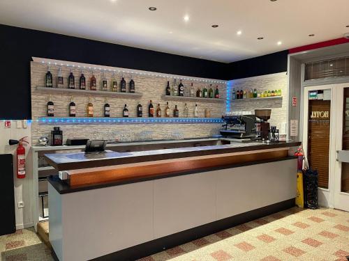 un bar dans un restaurant avec un mur de bouteilles de vin dans l'établissement Hôtel Elaïa, à Corps