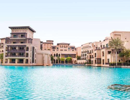 una gran piscina de agua en una ciudad con edificios en المثالي, en Bayt Mi‘yād