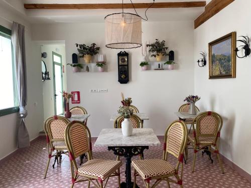 jadalnia ze stołem i krzesłami w obiekcie Les Filles (antiga Fonda de la Parra) w mieście Deltebre