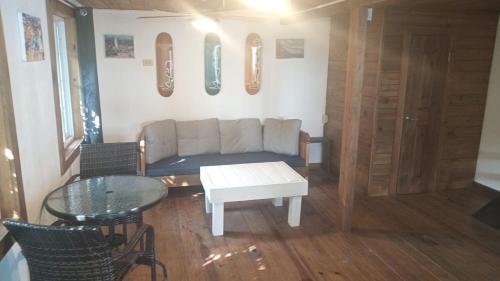 sala de estar con sofá y mesa en Panama Dive School, en Bocas Town