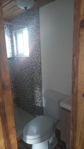 La salle de bains est pourvue de toilettes et d'une fenêtre. dans l'établissement Panama Dive School, à Bocas del Toro