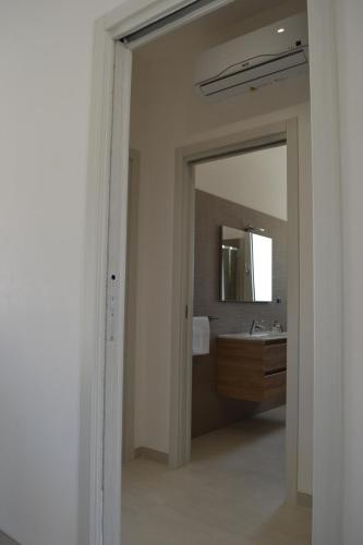 bagno con lavandino e specchio di Villa Serena a Bagnolo del Salento