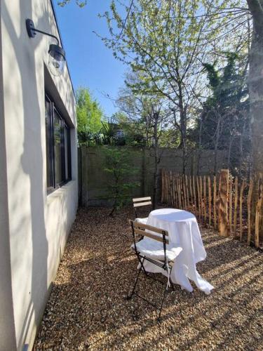 una mesa y una silla con un mantel blanco en Tiny house en Amberes