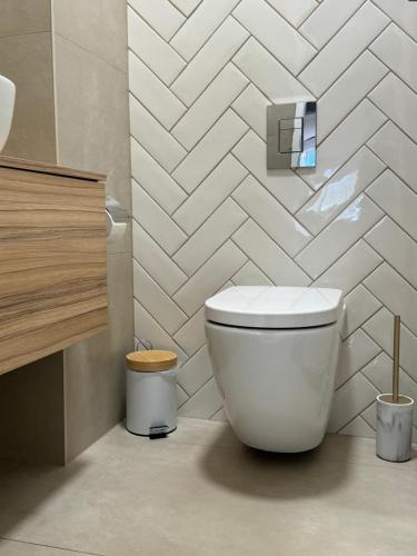 een badkamer met een wit toilet in een kamer bij Magnolia deluxe Apartment in Zagreb