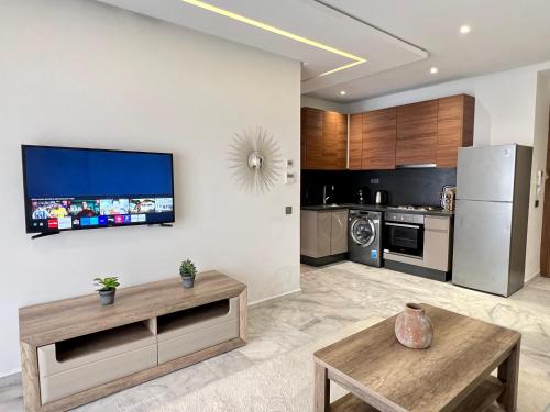 TV a/nebo společenská místnost v ubytování Dynasty Estate - Maarif residency