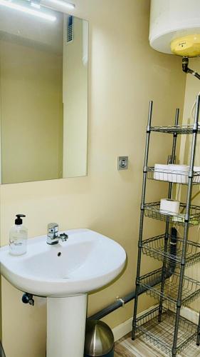 a bathroom with a white sink and a mirror at Piso reformado en Murcia con terraza in Murcia