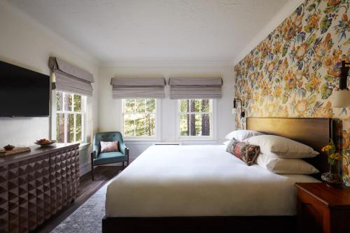 1 dormitorio con 1 cama grande y papel pintado con motivos florales en The Stavrand, en Guerneville