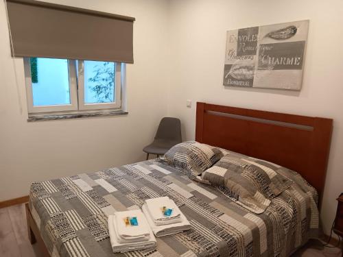 フィゲイラ・ダ・フォズにあるCasa Bateiraのベッドルーム1室(ベッド1台、2皿付)