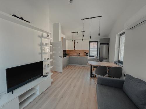 - un salon avec une télévision et une table à manger dans l'établissement Hugo, à Varna