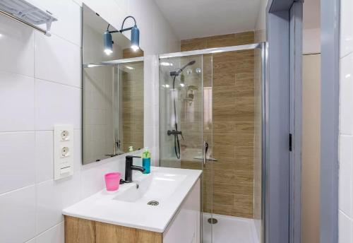 een badkamer met een wastafel en een douche bij Apartamento Sierra Nevada Viva in Otura