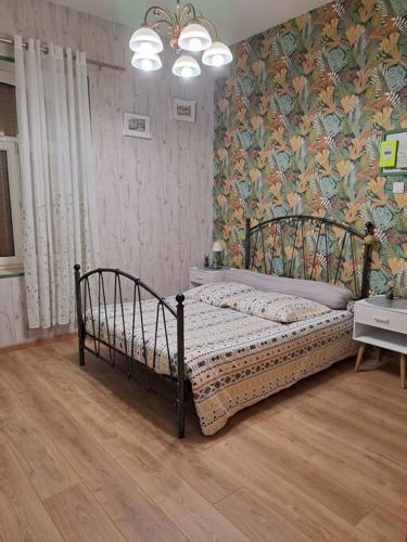 un lit dans une chambre avec un mur dans l'établissement Appartement lumineux 1er étage, à Boulogne-sur-Mer