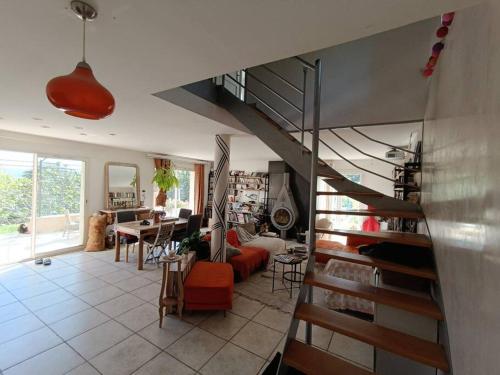 - un salon avec un escalier en colimaçon dans une maison dans l'établissement Villa Reillanne Luberon, à Reillanne
