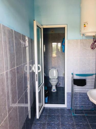 Shahrisabz的住宿－Shahribonu，带淋浴、卫生间和盥洗盆的浴室