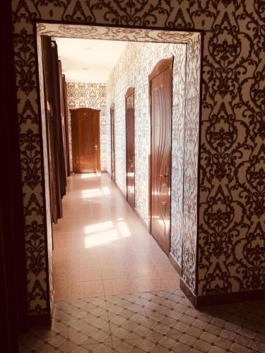 Shahrisabz的住宿－Shahribonu，空的走廊,有门,铺着瓷砖地板