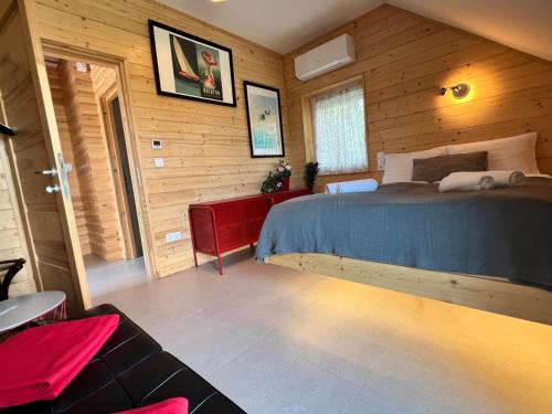Postel nebo postele na pokoji v ubytování NEON Apartman Csopak Balaton