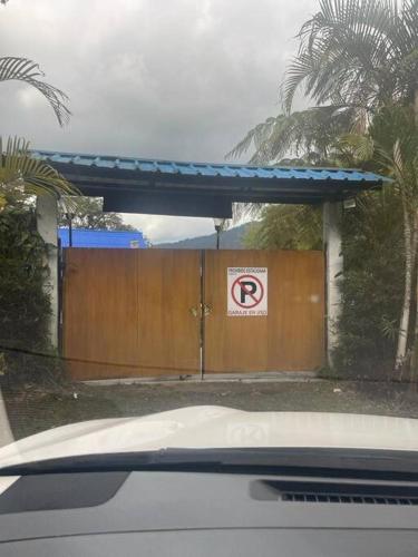 a gate with a no parking sign in front of it at María Ce - Cabaña familiar en el K25 vía al mar in Papagalleros